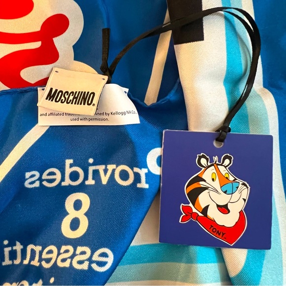 Moschino Tony The Tiger-print scarf year of the tiger Limited Edition - Picture 6 of 10
